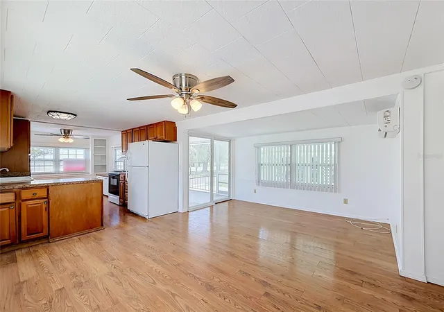 Photo 4 of Manufactured home for sale at 800 32nd Avenue S #727, Saint Petersburg, FL 33705 | MLS# S5151972 | Listing updated on 2026-10-09