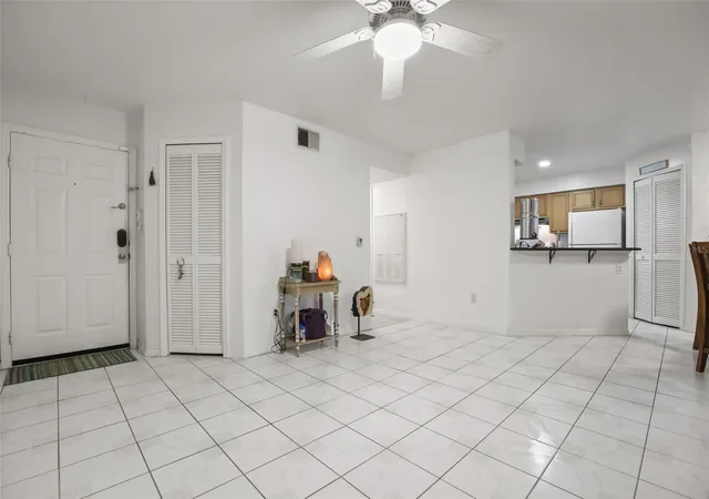 Listing Photo 4 - Condo for sale in building located at 4690 Sussex Ter, ORLANDO, FL 32811 - Unit #103