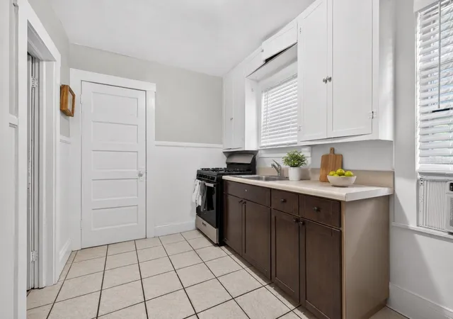 Listing Photo 2 - Condo for sale in building located at 633 7th Ave N, Saint Petersburg, FL 33701 - Unit #