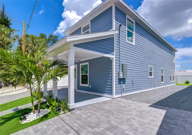 Photo 3 of Single family home for sale at 222 8th Avenue Dr W, Bradenton, FL 34205 | MLS# TB8519760 | Listing updated on 2026-08-11