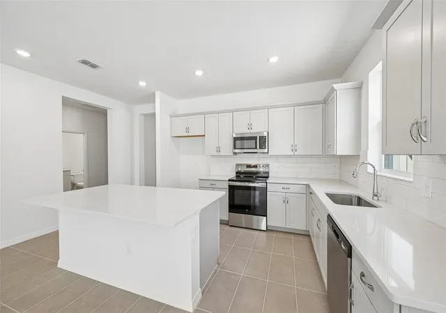 Photo 3 of Sale Pending at 9026 Leeward Dr, Palmetto, FL 34221 | MLS# R4911466 | Listing updated on 2026-10-06