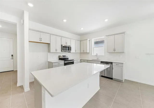 Photo 3 of Sale Pending at 9026 Leeward Dr, Palmetto, FL 34221 | MLS# R4911466 | Listing updated on 2026-10-06