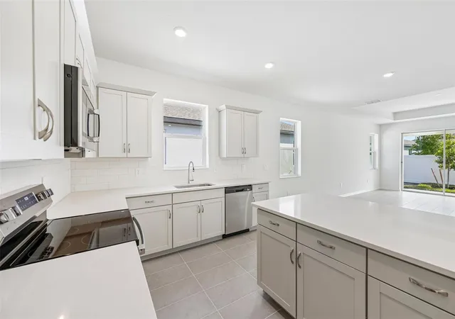 Photo 4 of Sale Pending at 9026 Leeward Dr, Palmetto, FL 34221 | MLS# R4911466 | Listing updated on 2026-10-06