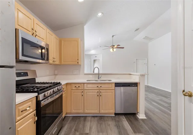 3rd image of 7456 Oxford Garden Cir, Apollo Beach, FL 33572 | MLS# TB8519817
