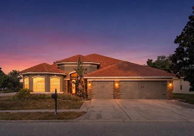 Photo 2 of Single family home for sale at 11530 Oyster Bay Cir, New Port Richey, FL 34654 | MLS# TB8519885 | Listing updated on 2026-08-24
