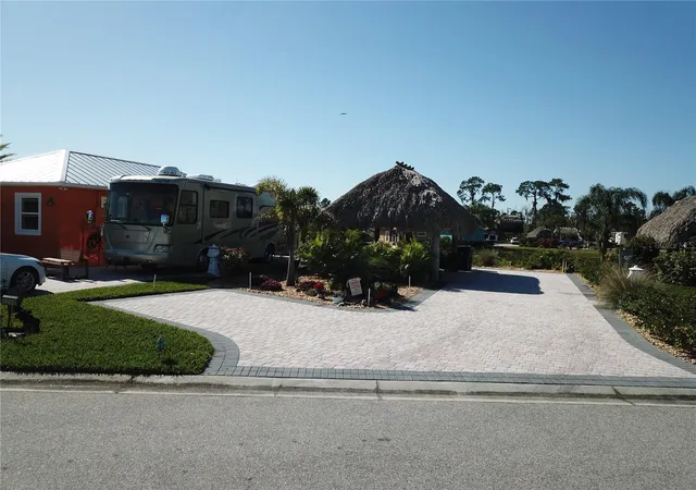 4th image of 3258 Red Tail Hawk Dr, Polk City, FL 33868 | MLS# TB8519901