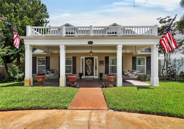 Photo 2 of Sale Pending at 4121 W De Leon St, Tampa, FL 33609 | MLS# TB8519988 | Listing updated on 2026-08-14