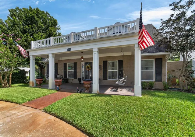 Photo 3 of Sale Pending at 4121 W De Leon St, Tampa, FL 33609 | MLS# TB8519988 | Listing updated on 2026-08-14