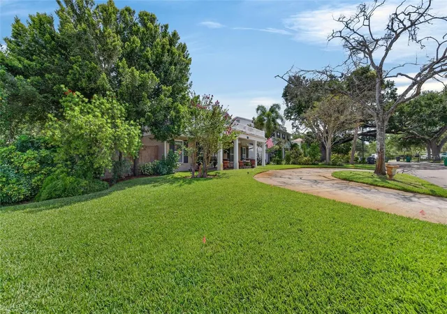 Photo 4 of Sale Pending at 4121 W De Leon St, Tampa, FL 33609 | MLS# TB8519988 | Listing updated on 2026-08-14