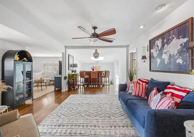 4th image of 1204 E Park Cir, Tampa, FL 33604 | MLS# TB8519989