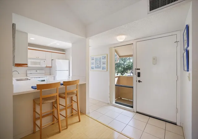 Listing Photo 4 - Condo for sale in building located at 715 Bird Bay Cir, VENICE, FL 34285 - Unit #120