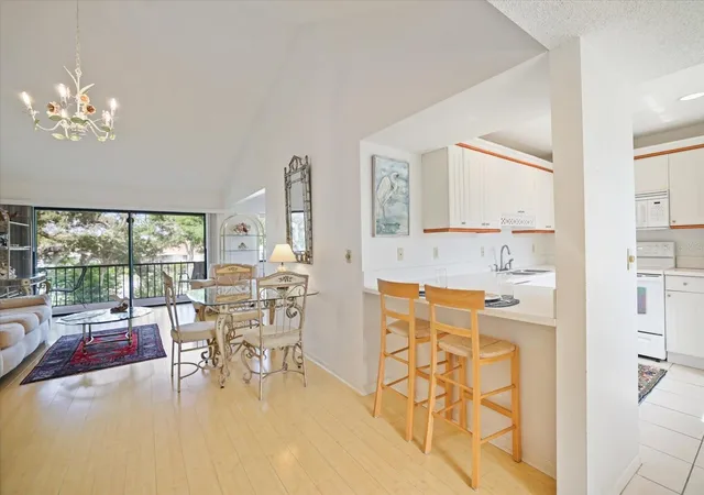 Listing Photo 5 - Condo for sale in building located at 715 Bird Bay Cir, VENICE, FL 34285 - Unit #120