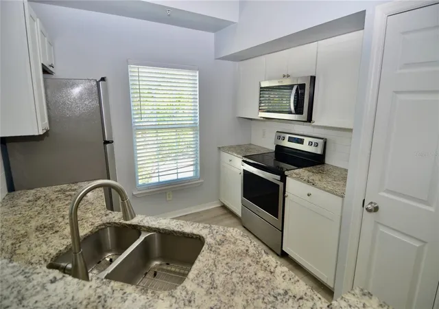 Photo 2 of Townhouse for sale at 5621 Bidwell Pkwy #202, Sarasota, FL 34233 | MLS# A4697287 | Listing updated on 2026-09-08