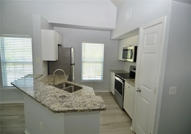 Photo 3 of Townhouse for sale at 5621 Bidwell Pkwy #202, Sarasota, FL 34233 | MLS# A4697287 | Listing updated on 2026-09-08