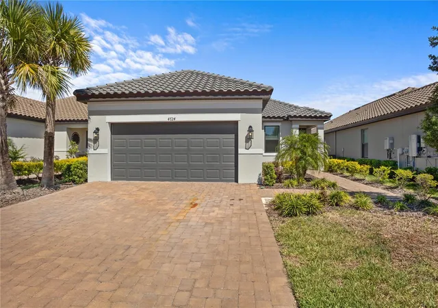 Photo 3 of Single family home for sale at 4724 Crestpoint Way, Palmetto, FL 34221 | MLS# A4697301 | Listing updated on 2026-09-02