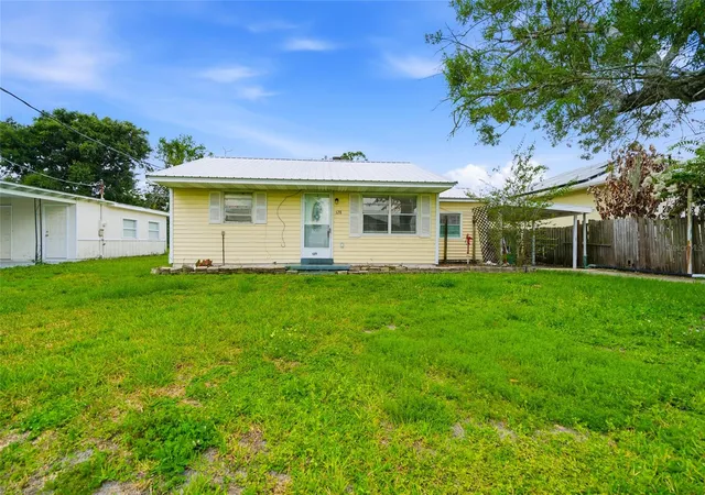 Homes for sale in Mulberry, FL | 128 Nw 10Th Dr, Mulberry, FL 33860 | MLS# TB8520100