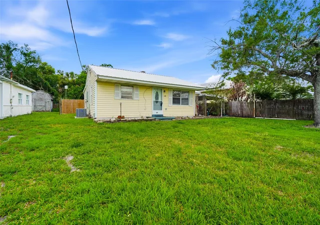 Homes for sale in Mulberry, FL | 128 Nw 10Th Dr, Mulberry, FL 33860 | MLS# TB8520100