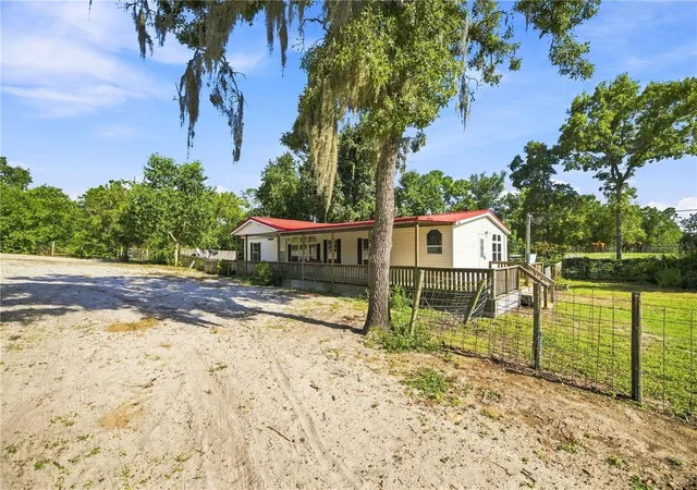 Photo 3 of Manufactured home for sale at 2251 Se 136Th Ave, Morriston, FL 32668 | MLS# OM726818 | Listing updated on 2026-10-02