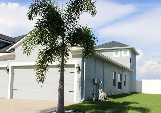 Photo 2 of Single family home for sale at 433 York Dale Dr, Ruskin, FL 33570 | MLS# TB8520228 | Listing updated on 2026-09-16