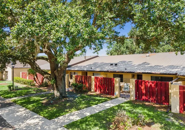 Townhouse for sale at 664 Clubhouse Rd, WINTER HAVEN, FL 33884 | MLS# P4939078