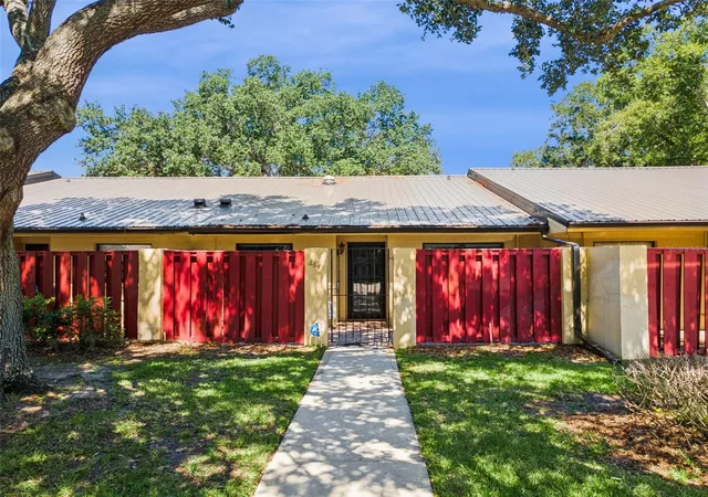 Townhouse for sale at 664 Clubhouse Rd, WINTER HAVEN, FL 33884 | MLS# P4939078