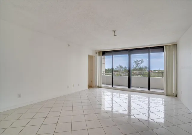 4th image of 5940 Pelican Bay Plz S #504, Gulfport, FL 33707 | MLS# TB8520252