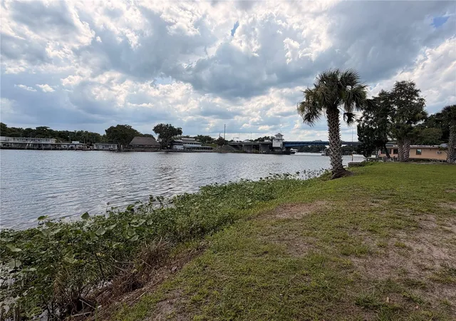 3rd image of 1570 Riveredge Ct, Astor, FL 32102 | MLS# R4911485