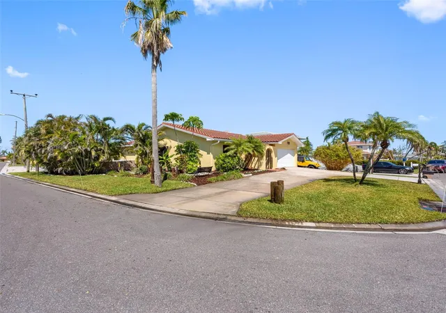 3rd image of 562 Johns Pass Ave, Madeira Beach, FL 33708 | MLS# TB8520269