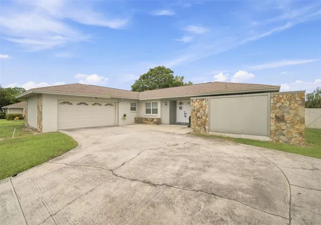Photo 1 of Sale Pending at 2901 Beagle Pl, Seffner, FL 33584 | MLS# TB8520288 | Listing updated on 2026-09-20