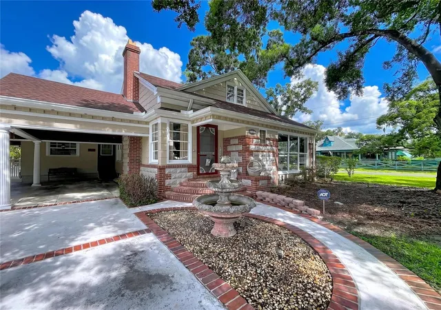 Photo 3 of Sale Pending at 607 N Merrin St, Plant City, FL 33563 | MLS# TB8520323 | Listing updated on 2026-08-11