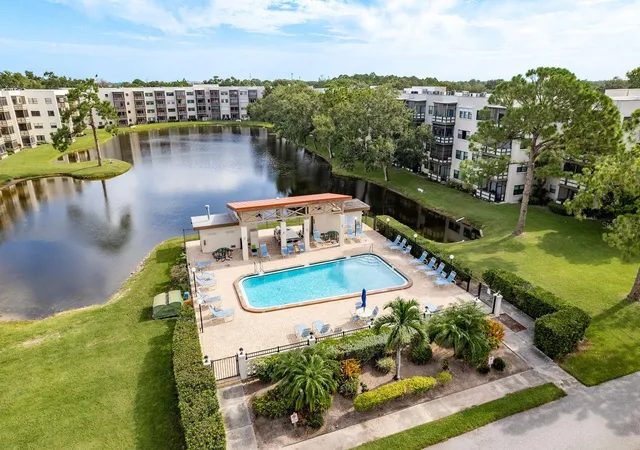 Listing Photo 2 - Condo for sale in building located at 6070 80Th St N, St. Petersburg, FL 33709 - Unit #109