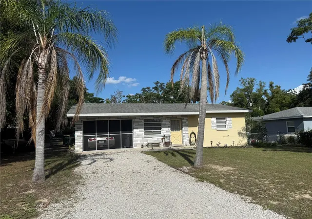Photo 2 of Single family home for sale at 37 Pine St, Eustis, FL 32726 | MLS# O6417855 | Listing updated on 2026-09-14