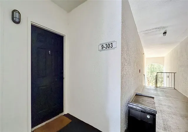 Listing Photo 2 - Condo for sale in building located at 2615 Maitland Xing Wy, Orlando, FL 32810 - Unit #303