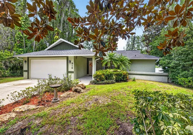 Homes for sale in Lutz, FL | 910 Hillside Dr, Lutz, FL 33549 | MLS# TB8520451