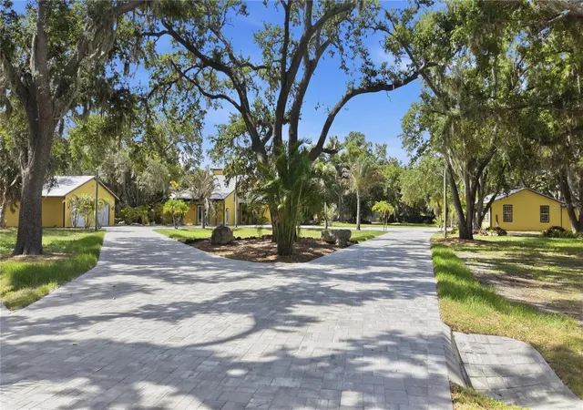 Photo 3 of Single family home for sale at 3348 Alamo Ln, Sarasota, FL 34235 | MLS# A4697425 | Listing updated on 2026-08-26