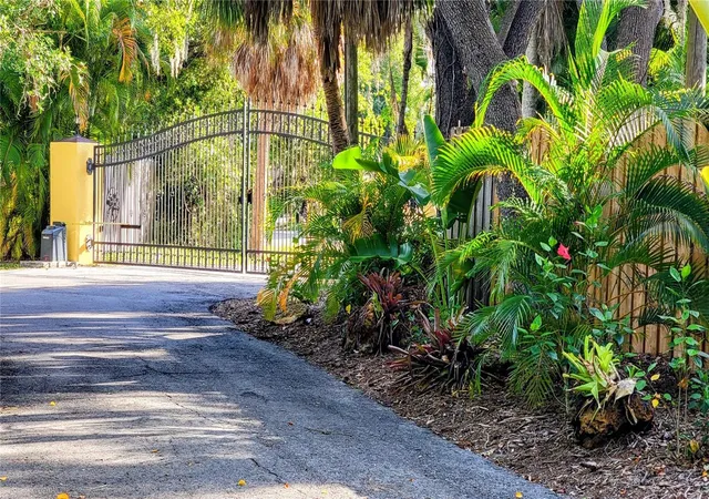 Photo 3 of Mansion for sale at 3348 Alamo Ln, Sarasota, FL 34235 | MLS# A4697425 | Listing updated on 2026-08-26