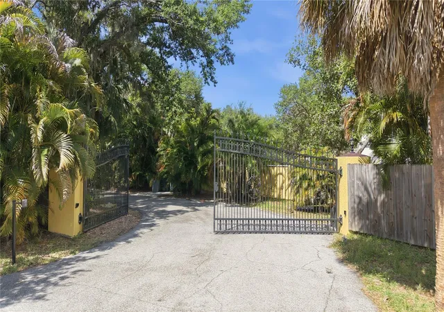 Photo 4 of Single family home for sale at 3348 Alamo Ln, Sarasota, FL 34235 | MLS# A4697425 | Listing updated on 2026-08-26