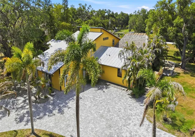 Photo 2 of Mansion for sale at 3348 Alamo Ln, Sarasota, FL 34235 | MLS# A4697425 | Listing updated on 2026-08-26
