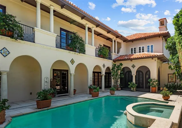 3rd image of 4803 W Woodmere Rd, Tampa, FL 33609 | MLS# TB8520503