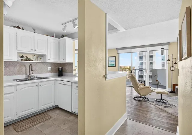 Listing Photo 5 - Condo for sale in building located at 3047 S Atlantic Ave, Daytona Beach, FL 32118 - Unit #705