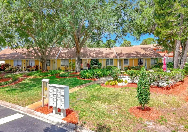 Listing Photo 4 - Condo for sale in building located at 1935 Peppermill Dr, CLEARWATER, FL 33763 - Unit #C