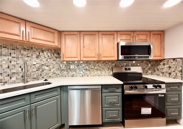 Photo 3 of Condo for sale at 7400 Sun Is Dr S #111, South Pasadena, FL 33707 | MLS# OM726914 | Listing updated on 2026-10-01