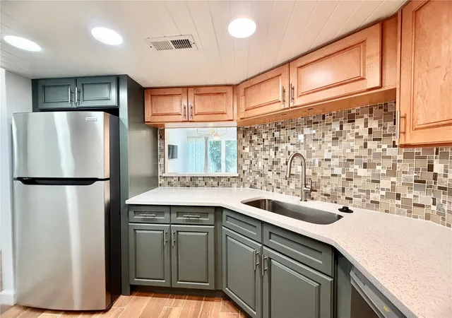 Photo 4 of Condo for sale at 7400 Sun Is Dr S #111, South Pasadena, FL 33707 | MLS# OM726914 | Listing updated on 2026-10-01