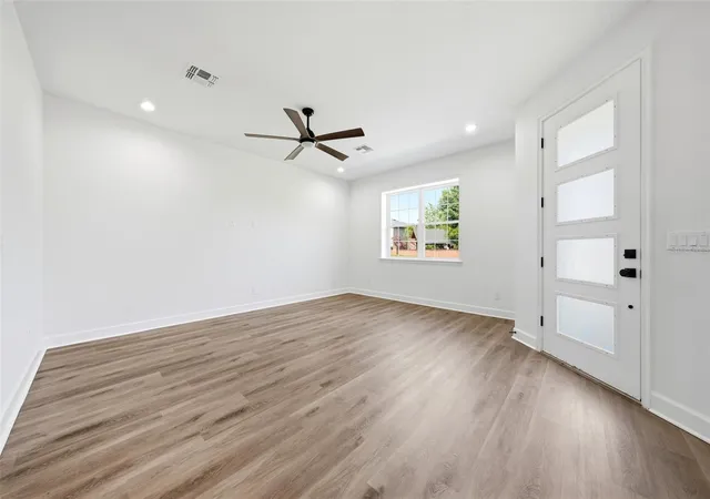 3rd image of 1018 Farmstead St, Eustis, FL 32736 | MLS# S5152121