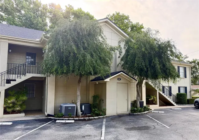 2nd image of 223 Windsor St, Lakeland, FL 33803
