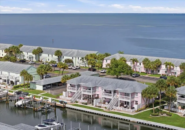 Listing Photo 2 - Condo for sale in building located at 4843 Coquina Key Dr Se, St. Petersburg, FL 33705 - Unit #A