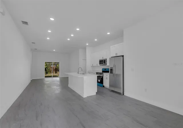 Photo 3 of Single family home for sale at 1221 Sw 5th Street, Ocala, FL 34471 | MLS# S5152143 | Listing updated on 2026-08-26