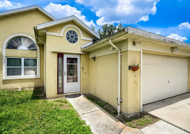 Photo 3 of Single family home for sale at 102 Carlisle Ct, Kissimmee, FL 34758 | MLS# O6418123 | Listing updated on 2026-06-23