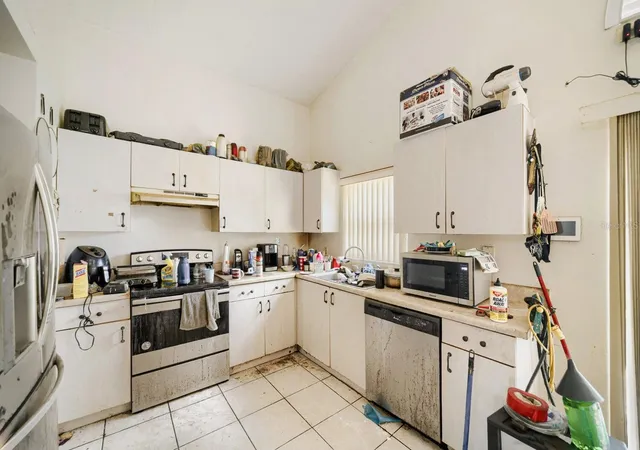 Photo 4 of Single family home for sale at 102 Carlisle Ct, Kissimmee, FL 34758 | MLS# O6418123 | Listing updated on 2026-06-23