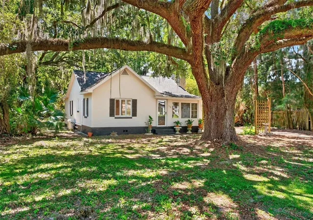Photo 1 of Single family home for sale at 112 N Lake Ave, Leesburg, FL 34748 | MLS# O6418144 | Listing updated on 2026-10-19